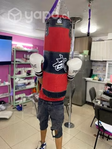 Saco de boxeo y silla gamers con la mensa incluida