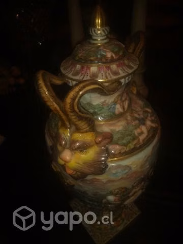 Jarrón capodimonte italiano sátiros querubines