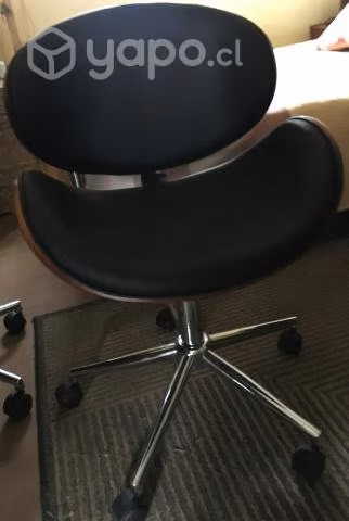 Silla escritorio u oficina negra estilosa