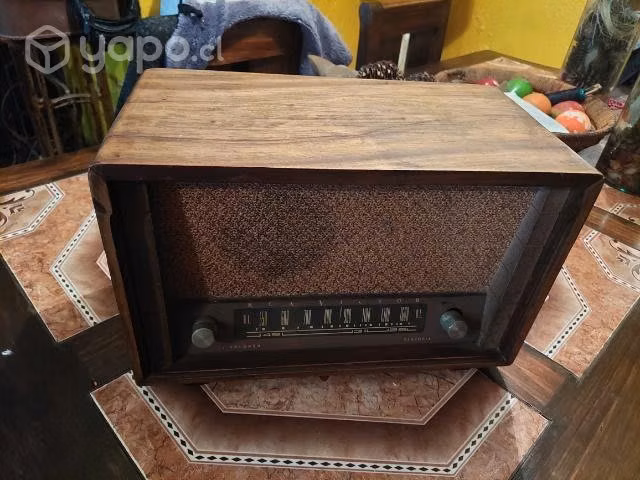 Radio antigua a tubos