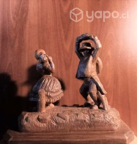CELEBRA FIESTAS PATRIAS con a una bella escultura