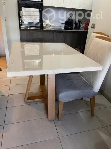 Hermoso comedor cubierta vidrio