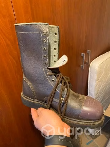Botas con calvo para motosierrista