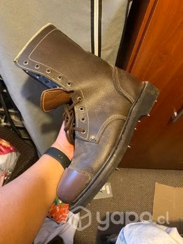Botas con calvo para motosierrista