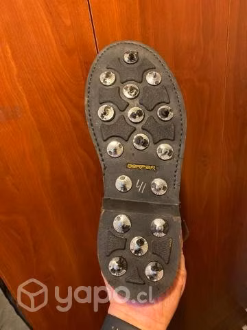 Botas con calvo para motosierrista