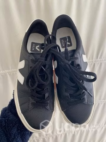 Zapatillas Veja cuero negras