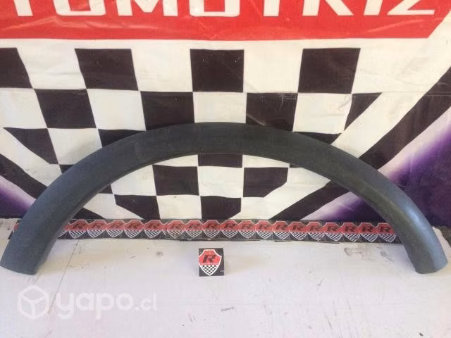Molduras paso de ruedas volvoc30 usada recicladas - Imagen 2