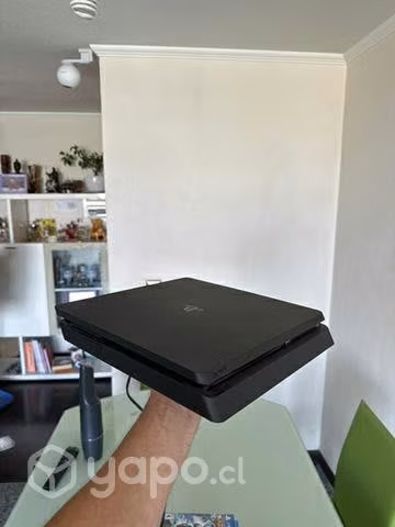 PlayStation 4 + 2 controles y 8 juegos