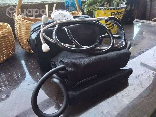Estuche con máquina para presión y fonendoscopio