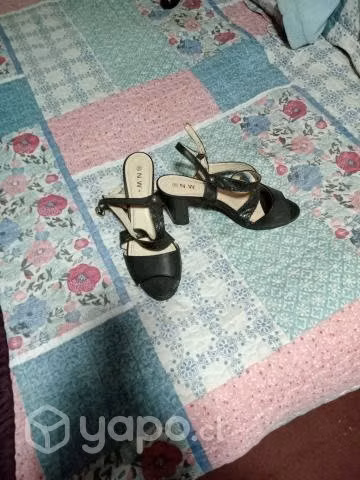 Zapatos, chalas y un vestido