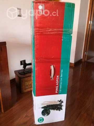 Árbol de navidad y adornos