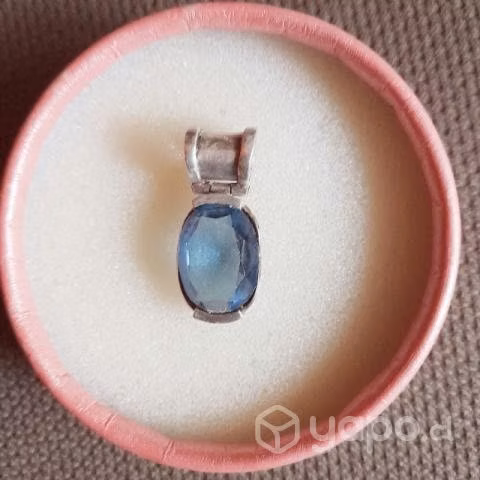 Hermoso colgante de agua marina.