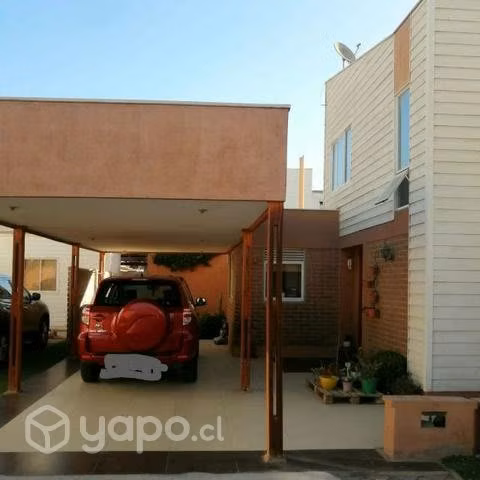 Hermosa casa de dos pisos, ubicada en condominio