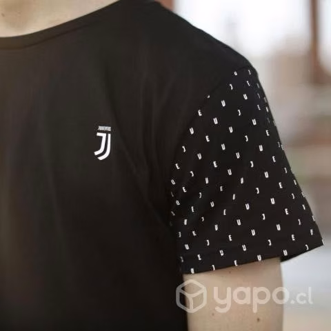 Juventus Hermosa Polera Negra Logos en las Mangas