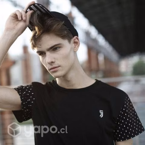 Juventus Hermosa Polera Negra Logos en las Mangas
