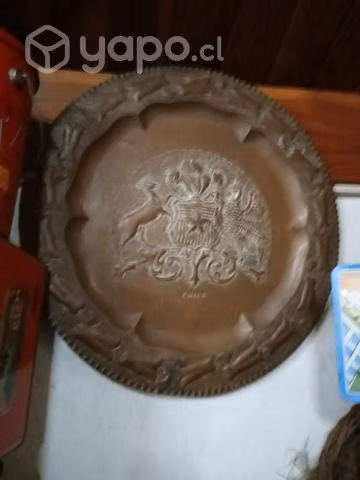Antiguos adornos de cobre en relieve grandes