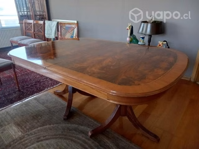 Comedor con 8 sillas y 2 sitiales mas vitrina esqu