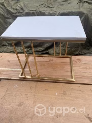 Mesa de centro cubierta de cuarzo blanco