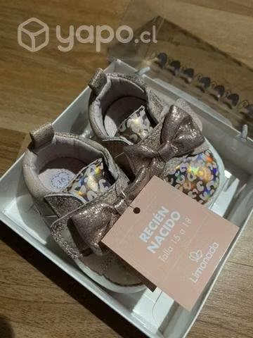 Zapatitos de bebé recién nacido niña