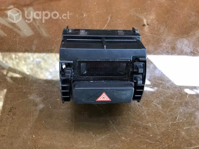 Boton hazard con reloj Toyota Hilux Revo 2019