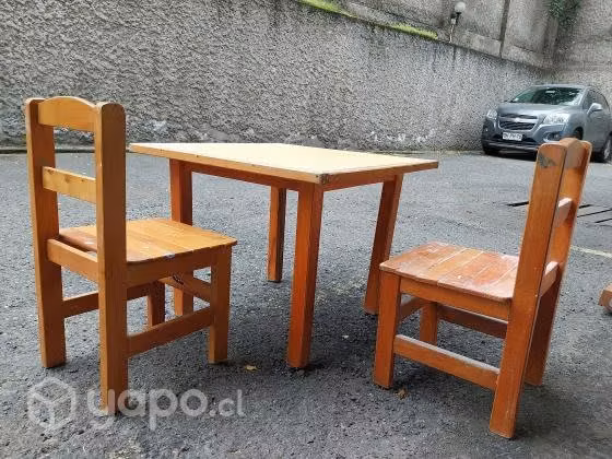 Mesa niña y dos sillas