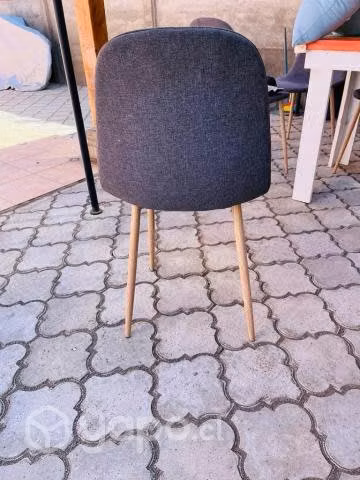 4 sillas de color gris con madera