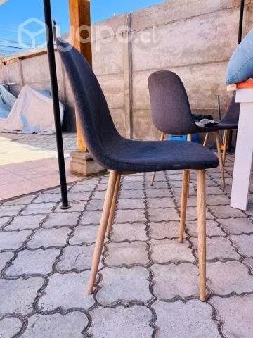 4 sillas de color gris con madera