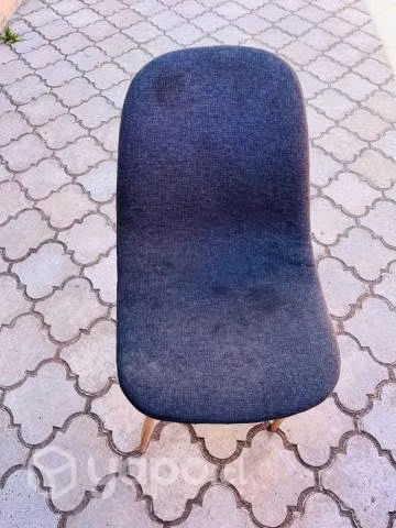 4 sillas de color gris con madera