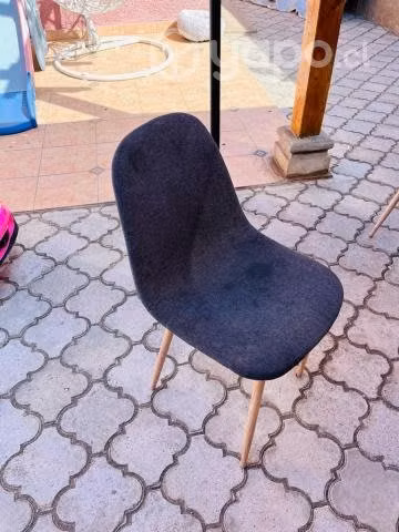 4 sillas de color gris con madera