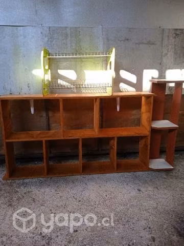 Dos muebles y un dispensador de platos y un alfom