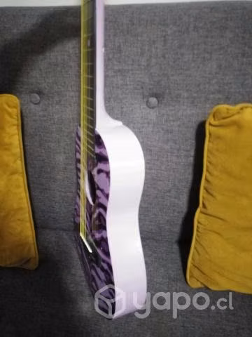 Guitarra morada Marca Discovery First Act - Imagen 3