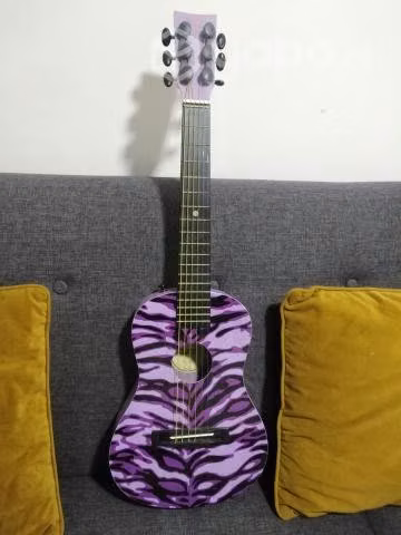 Guitarra morada Marca Discovery First Act - Imagen 2