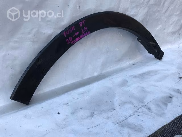 Moldura tapabaro delantero izquierdo Toyota Rush