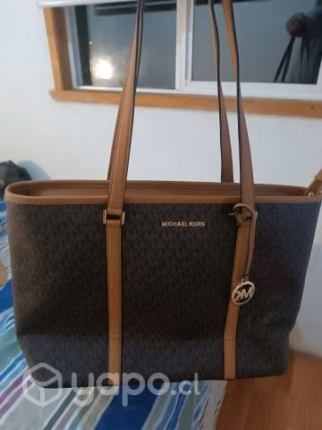 Hermosa cartera Michael kors
