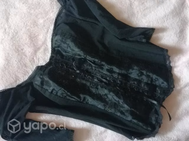 Blusa talla s, color negro.
