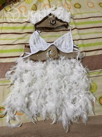 Traje pascuense plumas