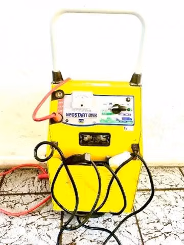 máquina cargador partidor de batería