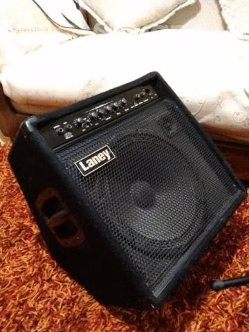 Bajo Ibanez, amplificador Laney 120w