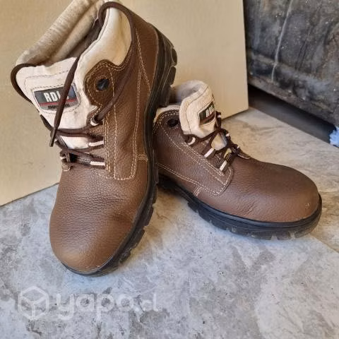 Zapatos de seguridad y buzo de trabajo