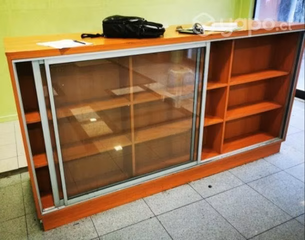 Vitrina mesón con escritorio