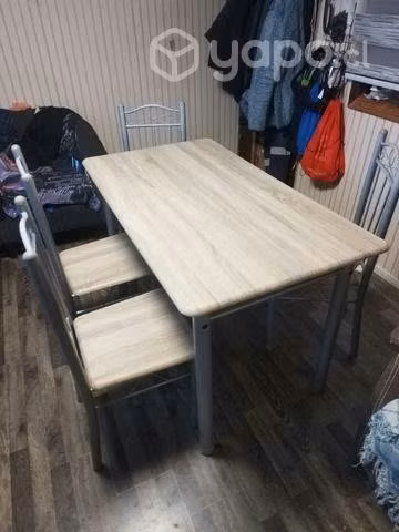 Mesa y cuatro sillas