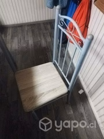 Mesa y cuatro sillas