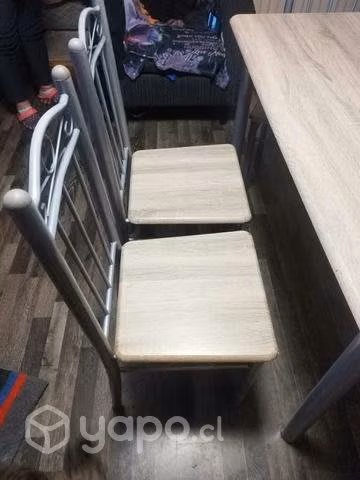 Mesa y cuatro sillas