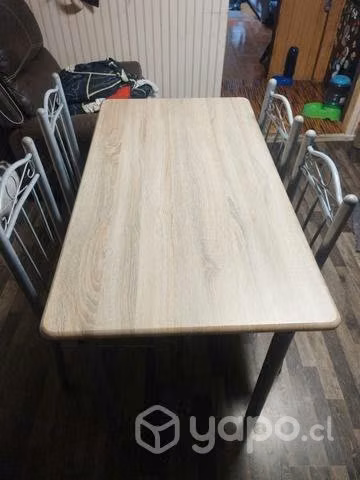 Mesa y cuatro sillas
