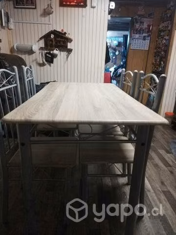 Mesa y cuatro sillas
