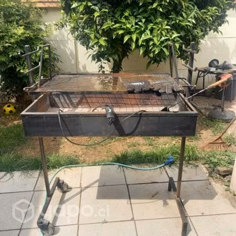 Gran parrilla usada, con encendedor y guantes