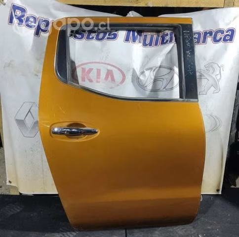 Puerta trasera derecha Nissan Np300 sin vidrio