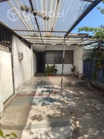 Vende amplia y solida casa a pasos de Usach