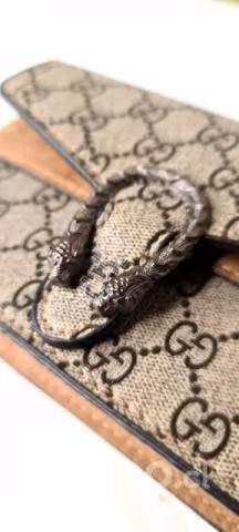 Cartera con cadena de marca
