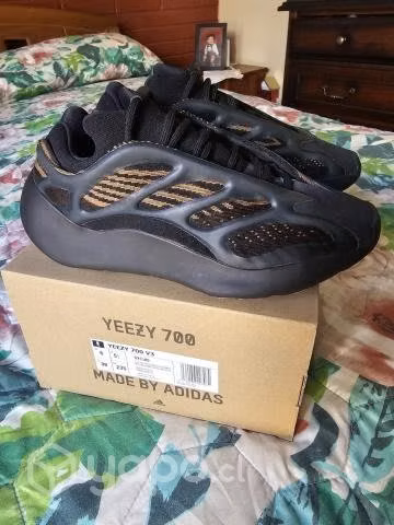 Yeezy 700 v3